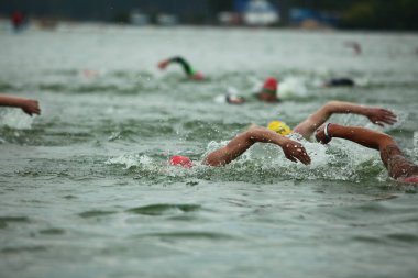 Belarus, Minsk, 22 Temmuz 2018: yarışmalar Minsk triatlon yüzme sporcular katılımcılar