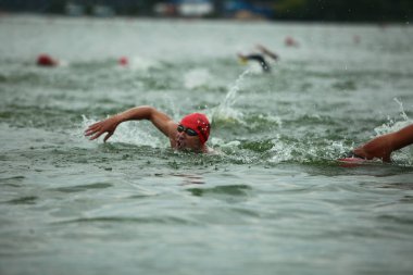Belarus, Minsk, 22 Temmuz 2018: yarışmalar Minsk triatlon yüzme sporcular katılımcılar