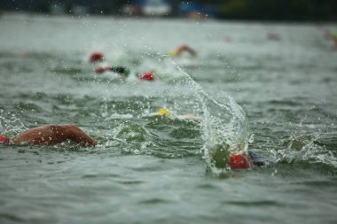 Belarus, Minsk, 22 Temmuz 2018: yarışmalar Minsk triatlon yüzme sporcular katılımcılar