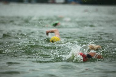 Belarus, Minsk, 22 Temmuz 2018: yarışmalar Minsk triatlon yüzme sporcular katılımcılar