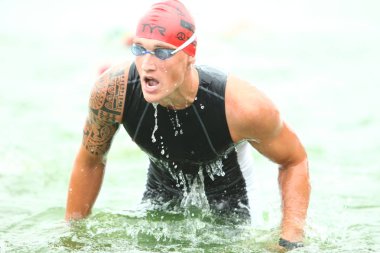 Belarus, Minsk, 22 Temmuz 2018: yarışmalar Minsk triatlon yüzme sporcular katılımcılar