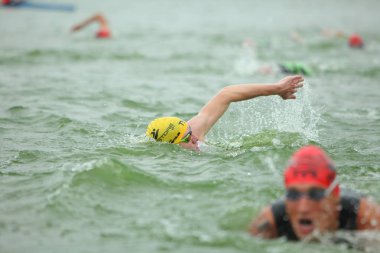 Belarus, Minsk, 22 Temmuz 2018: yarışmalar Minsk triatlon yüzme sporcular katılımcılar