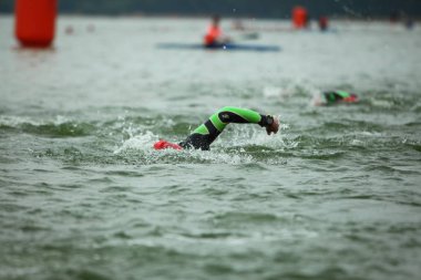 Belarus, Minsk, 22 Temmuz 2018: yarışmalar Minsk triatlon yüzme sporcular katılımcılar
