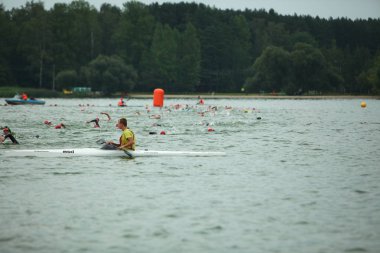 Belarus, Minsk, 22 Temmuz 2018: yarışmalar Minsk triatlon yüzme sporcular katılımcılar