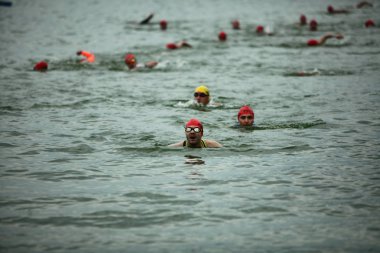 Belarus, Minsk, 22 Temmuz 2018: yarışmalar Minsk triatlon yüzme sporcular katılımcılar