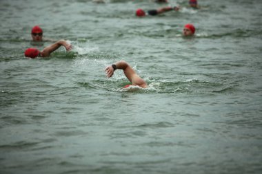 Belarus, Minsk, 22 Temmuz 2018: yarışmalar Minsk triatlon yüzme sporcular katılımcılar