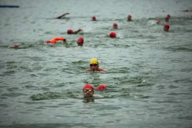 Belarus, Minsk, 22 Temmuz 2018: yarışmalar Minsk triatlon yüzme sporcular katılımcılar