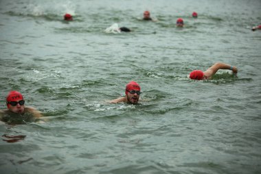 Belarus, Minsk, 22 Temmuz 2018: yarışmalar Minsk triatlon yüzme sporcular katılımcılar