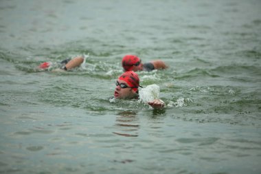 Belarus, Minsk, 22 Temmuz 2018: yarışmalar Minsk triatlon yüzme sporcular katılımcılar