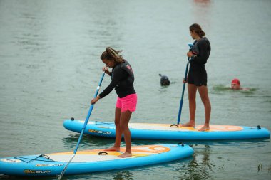 Belarus, Minsk, 22 Temmuz 2018: yarışmalar Minsk triatlon yüzme sporcular katılımcılar