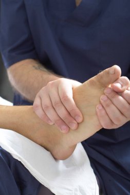 Masaj terapisti insanı masaj yapar.