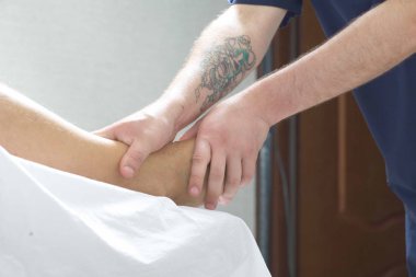 Masaj terapisti insanı masaj yapar.