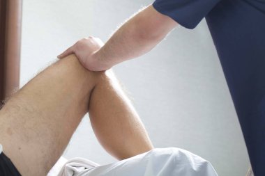 Masaj terapisti insanı masaj yapar.