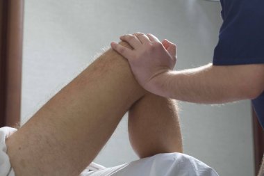 Masaj terapisti insanı masaj yapar.