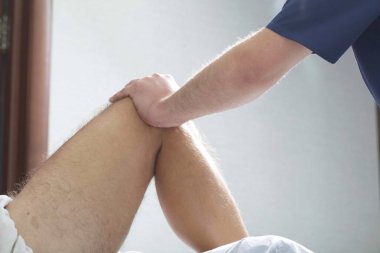 Masaj terapisti insanı masaj yapar.