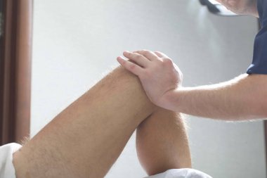 Masaj terapisti insanı masaj yapar.