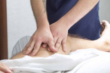 Masaj terapisti insanı masaj yapar.