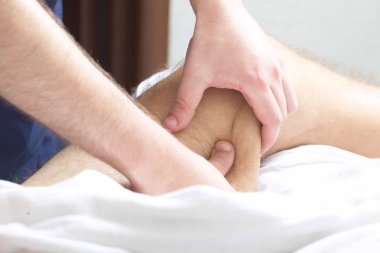 Masaj terapisti insanı masaj yapar.