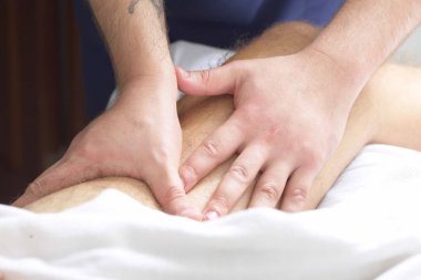 Masaj terapisti insanı masaj yapar.