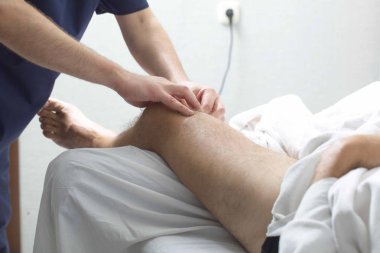 Masaj terapisti insanı masaj yapar.