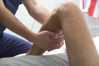 Masaj terapisti insanı masaj yapar.