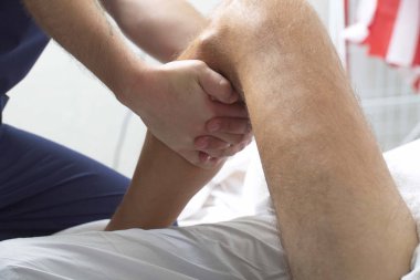 Masaj terapisti insanı masaj yapar.