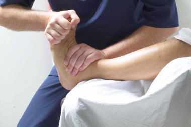 Masaj terapisti insanı masaj yapar.