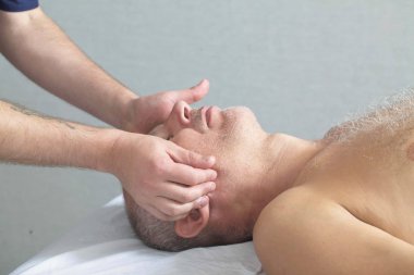 Masaj terapisti insanı masaj yapar.