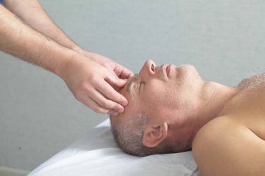 Masaj terapisti insanı masaj yapar.