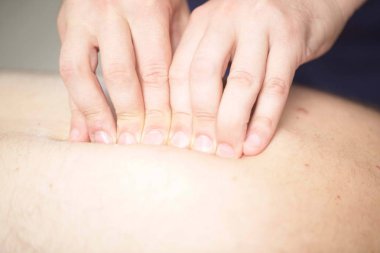 Masaj terapisti insanı masaj yapar.