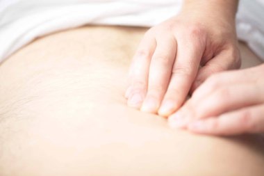 Masaj terapisti insanı masaj yapar.