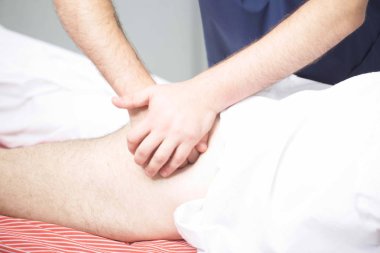 Masaj terapisti insanı masaj yapar.