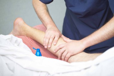 Masaj terapisti insanı masaj yapar.