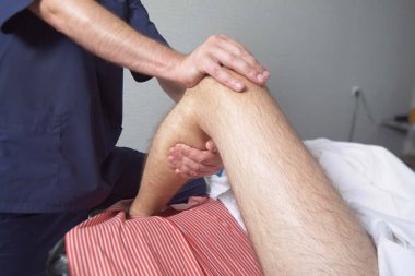 Masaj terapisti insanı masaj yapar.