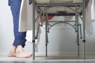 Masaj terapisti insanı masaj yapar.