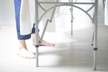 Masaj terapisti insanı masaj yapar.