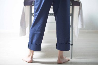 Masaj terapisti insanı masaj yapar.