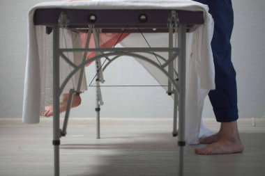 Masaj terapisti insanı masaj yapar.