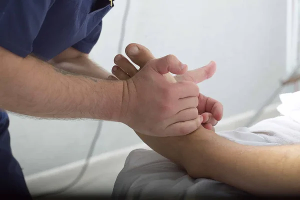 Massage Therapeut Maakt Een Man Een Massage — Stockfoto