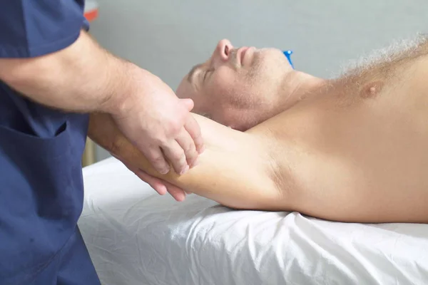 Massagetherapeutin Macht Einen Mann Zur Massage — Stockfoto