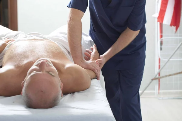 Massage Therapist Makes Man Massage — Stock Photo, Image