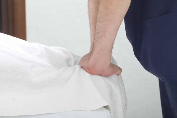 Terapeuta Massagem Faz Homem Uma Massagem — Fotografia de Stock