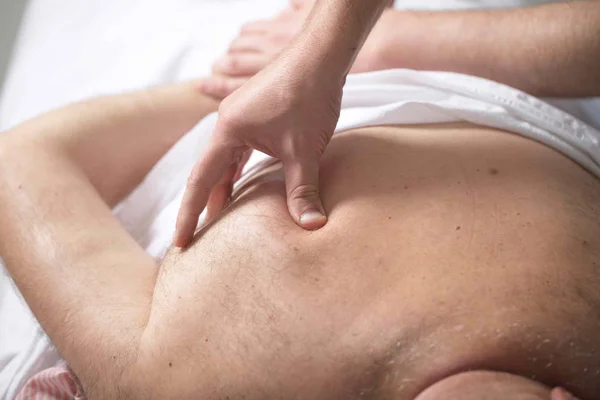 Massage Therapeut Maakt Een Man Een Massage — Stockfoto