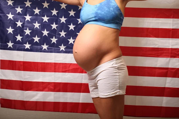 アメリカの概念の妊娠中の女の子とアメリカの国旗で不妊治療 — ストック写真