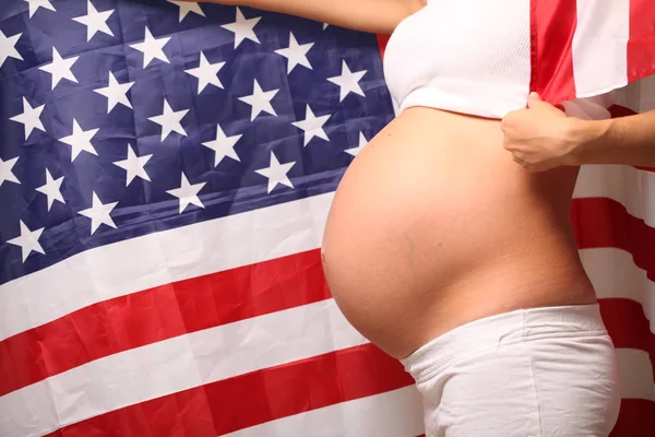 Fertiliteten Hos America Konceptet Gravid Flicka Och Amerikanska Flaggan — Stockfoto