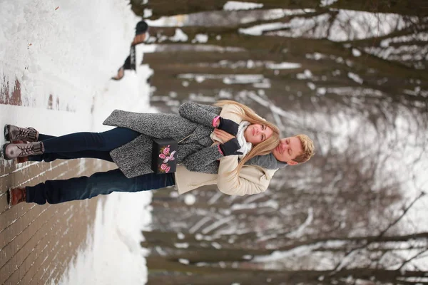 Szczęśliwa Para Zakochana Zimowym Parku — Zdjęcie stockowe