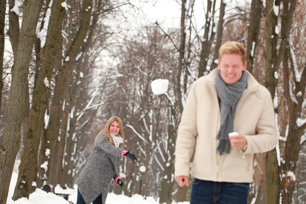 在冬天的公园里恋爱的快乐夫妻 — 图库照片