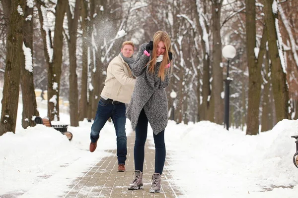 在冬天的公园里恋爱的快乐夫妻 — 图库照片
