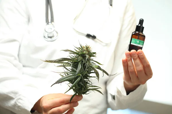 Médico Asimiento Mano Ofrecer Los Pacientes Marihuana Medicinal Aceite Receta — Foto de Stock