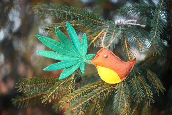 Folha Cannabis Brinquedo Artesanal Bico Pássaro Cannabis Maconha Recreação Produto — Fotografia de Stock